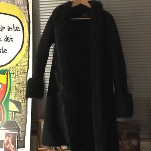 Mocka Jacka  - Mockajacka med fuskpäls-detaljer. Supersnygg vinterjacka i bra skick. Använd fåtal gånger men är en vintage jacka från Angelo