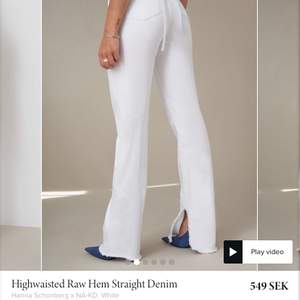 säljer dessa jättefina vita jeans från Hanna SchönbergxNAKD. helt oanvända, lappen sitter kvar(se bild 3) helt slutsålda på hemsidan, frakt tillkommer!
