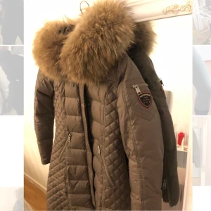 Rock and blue jacka  - Jacka från rock and blue med äkta päls! I väldigt fint skick!  Frakten ingår i priset!