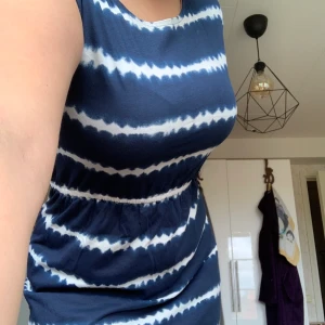Randig klänning - Blåvit, randig klänning som är perfekt att dra över badkläderna på sommaren. Fin detalj i ryggen. Passar S/M bäst. Pris 70kr +frakt🌶