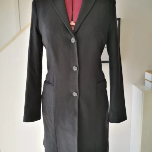 Whyred kappa ull 36 - Säljer en Whyred kappa i bra använt skick. Kommer inte exakt ihåg nypris, men skulle tippa på ca 2500kr. Säg till om ni vill ha enskilda bilder. Appen skär bilderna lite konstigt.