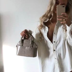 Väska i skinnimitation - Så ball men enkel väska, perfekt för alla höst-outfits😍!!! Perfekta färgen. Använd någon enstaka gång, men väldigt fint skick. BUDA I KOMMENTARERNA🥳🥳🥳🥳🥳🥳