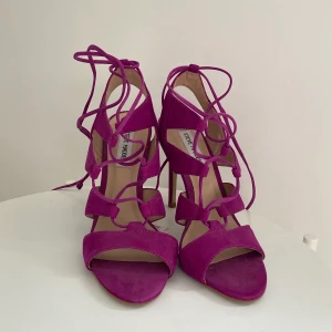 Steve Madden klackar  - Super superfina ÄKTA Steve Madden klackar säljer pga utomlandsflytt. Helt oanvända och i NYSKICK. i en härlig mörkrosa färg. 