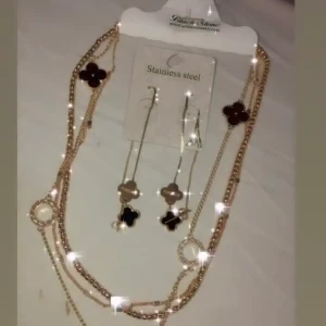 Van Cleef set  - Halsband + örhängen säljes i nyskick. 