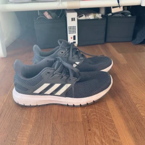 Adidas skor - Säljer nu mina jättefina o skön skor från adidas. Det går både att använda som springskor och vardagligt. Bra skick då jag inte använt de så mycket. Säljer pga för små. Nypris 600kr