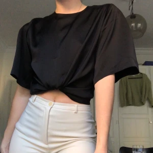 Filippa k silky blus - Intressekoll! Säljer endast vid okej bud 🥰 blus från Filippa k i silky material. Oversize passform men storlek S, sömmen har gått upp lite i armhålan men det går lätt att fixa!