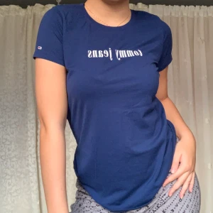 Tommy Jeans tröja - Säljer denna mycket sköna, bekväma, stretchiga tröja (äkta) som passar med nästan allt. Använd endast engång och ser ut som ny. Säljer då jag köpte en liknande. Nypris: 200kr