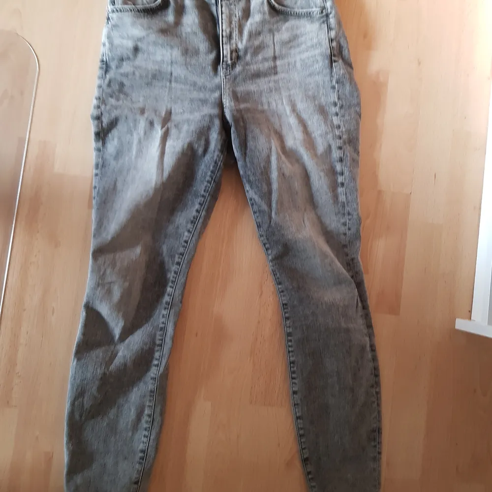 Super snygga jeans köpta i Tyskland för ett år sedan, väldigt mjuka och sköna att ha på sig, har aldrig använt innan då de inte passar till min klädstil.. Jeans & Byxor.