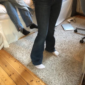 Bootcut jeans - Väldigt snygga bootcut jeans från Mango som inte används längre för jag har ett par nästan likadana. Sitter super bra på och är i gott skick 💕