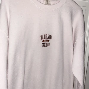 Oanvänd collegetröja - Urban Outfitters - Riktigt snygg collegetröja i storlek M från Urban Outfitters. Tänkte använda den som ”klänning” men som ni ser så var den för kort, men om du är kortare än mig; kör på!! 250kr eller bud. Prislappen sitter kvar. Köparen står för frakt.