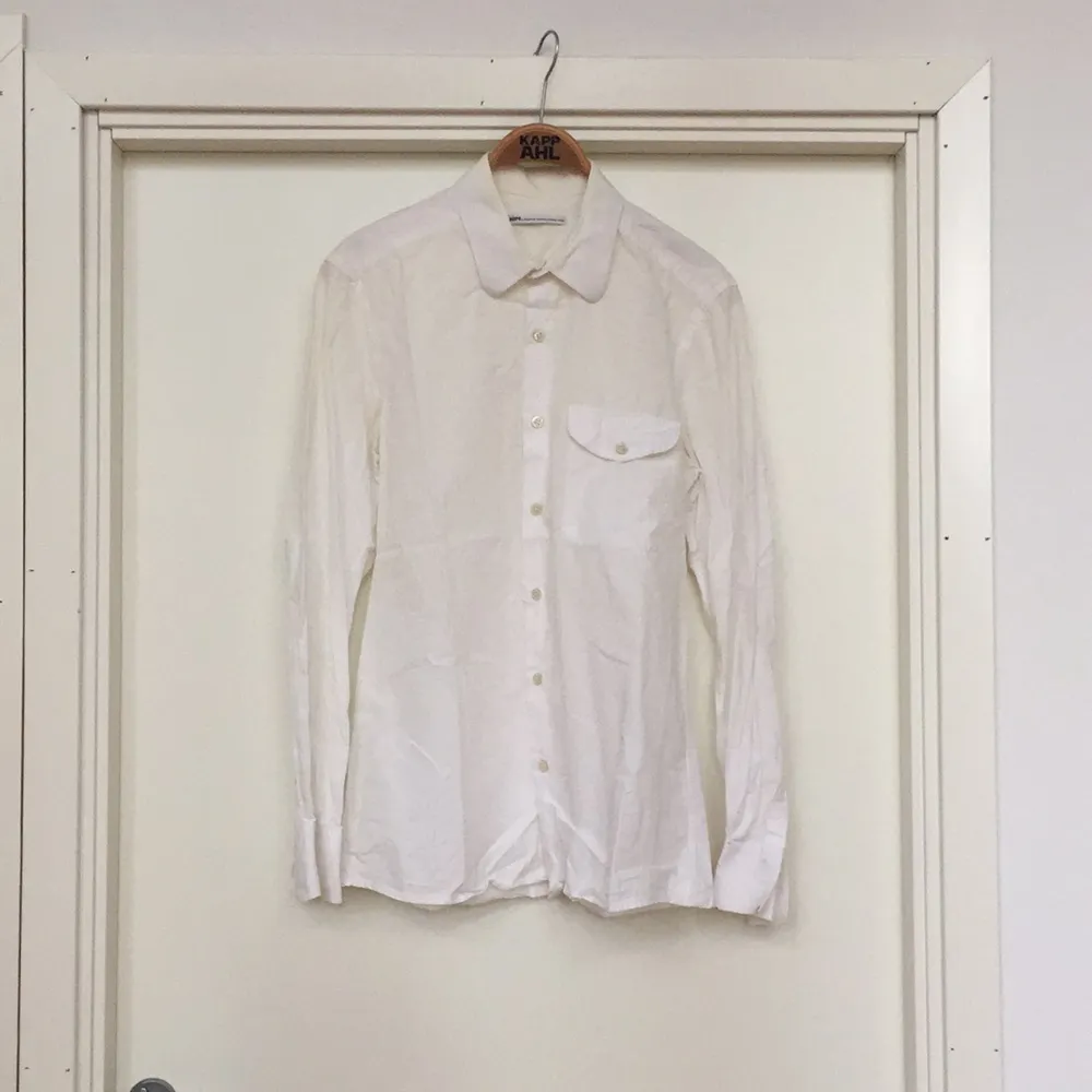 Skjorta från Hope
Storlek 46 (M). 
Unisex
Har en liten svart fläck på ena ärmen men viker man upp den lite så syns den inte.. Skjortor.