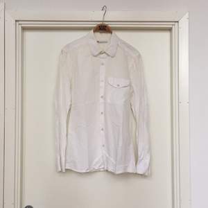 Skjorta från Hope
Storlek 46 (M). 
Unisex
Har en liten svart fläck på ena ärmen men viker man upp den lite så syns den inte.