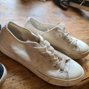 Even odd tygskor i strl 36. Använda 2 ggr - Samfraktar gärna andra annonser, skickar alltid med skicka lätt men givetvis kan man skicka på annat vis om så önskas. Via skicka lätt får du direkt information om ditt paket och kan lätt spåra ditt paket på postnords app eller på hemsidan. Inga priser för det mesta är hugger i sten, buda gärna, har rätt att neka. ⭐⭐ Köper du direkt så skickas ditt paket inom 1-2 dagar efter betalning. ⭐⭐