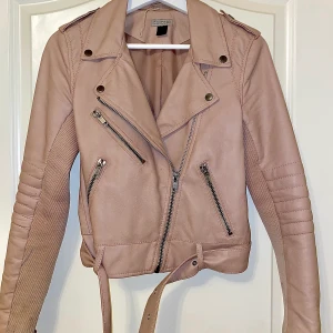 Beige/nude färgad skinnjacka från Hm strl. 32/34 - Använd endast höst, liten tyglapp sönder på baksidan annars en väldigt snygg, trendig och enkel skinnjacka för att styla sina höst outfits med!! 😃