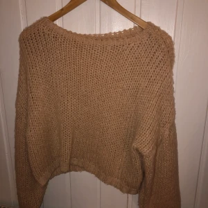 Stickad tröja  - Stickad beige/rosa tröja! Använd fåtal gånger! Bra skick! 