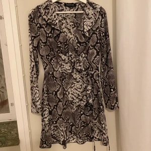 Långärmad ormklänning - Långärmad fin ormklänning i storlek 36. Sitter som en smäck. Säljer för 200kr.