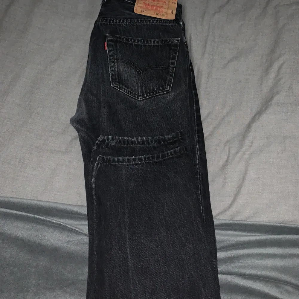 Ett par svarta vintage levis med straight leg fit, (passar som 30/32.). Jeans & Byxor.