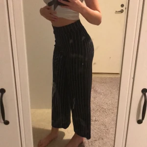 Gina Tricot  - Ett par svarta byxor med vita smala ränder materialet är som kostym byxor nästan det är fina och sköna säljer bara för är 1,76 och de börjar bli för korta för mig de är i bra skick🥰det är storlek XS men passar S och liten M❤️
