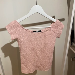 Of sholder topp - En ljusrosa off sholder topp ifrån bikbok. 