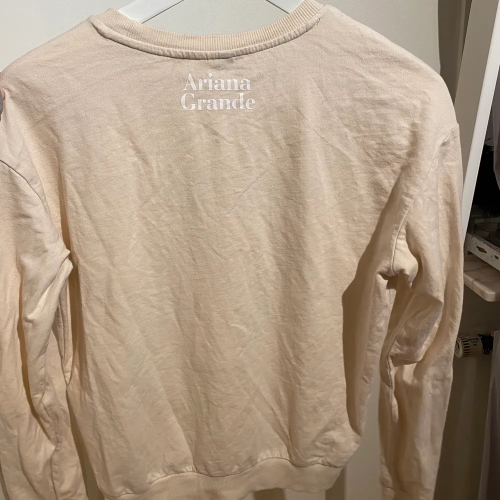 Säljer en Ariana Grande tröja ifrån H&M i storlek XS. . Tröjor & Koftor.