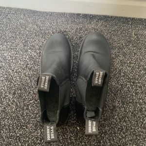 Jonny Bulls boots - Säljer dessa! Helt oanvända, (oputsade på bilden, kan skickas fler bilder med bättre kvalitet) stl 36 kan kännas lite större då jag behövt en sula. 