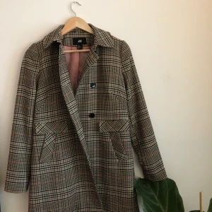 Dösnygg kappa från hm - Säljer min bedårande kappa från H&M med dubbelknäppning. Tveka inte att höra av dig vid frågor, funderingar eller önskemål🌟 frakt tillkommer🌼