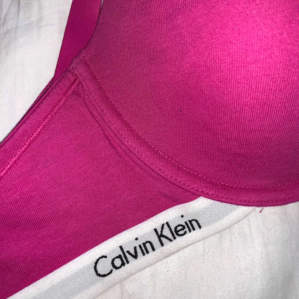 Rosa bh från Calvin Klein med ett smalt resorband. Storlek: 80dd eller 36dd. Den är helt oanvänd. . Toppar.