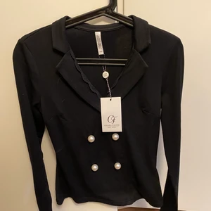 Chiara Forthi Milano (Bubbleroom) - Oanvänd jättefin och stilig tröja i mjukt material! Köpte denna för 399kr 