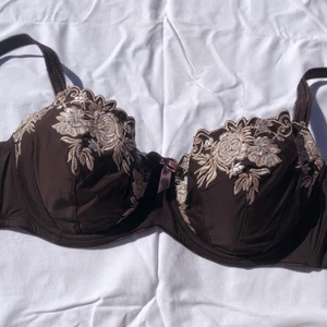 Ny, oanvänd bh - Köpte denna bh som tyvärr är för stor för mig, därför ej använd. Storlek: 85C. Kan eventuellt mötas upp i Stockholm om önskats😊