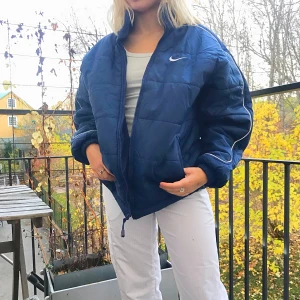 Vinterjacka från Nike strl S - Säljer nu min fina höst/vinterjacka från Nike.💕 Den är marinblå vilket jag inte tycker riktigt framkom på bilderna. Den är strl S men passar S-L beroende på passform. För en S är den oversized.             HÖGSTA BUD ÄR NU PÅ 420✨