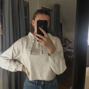 Hoodie  - Säljer en vit hoddie från Toned. Storlek M. 100kr inklusive frakt 