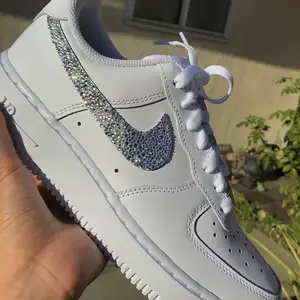 Egendesignade Nikes med rhinestones. Skriv privat för beställning i valfri storlek. Postas spårbart med postnord, frakt är inräknat i priset