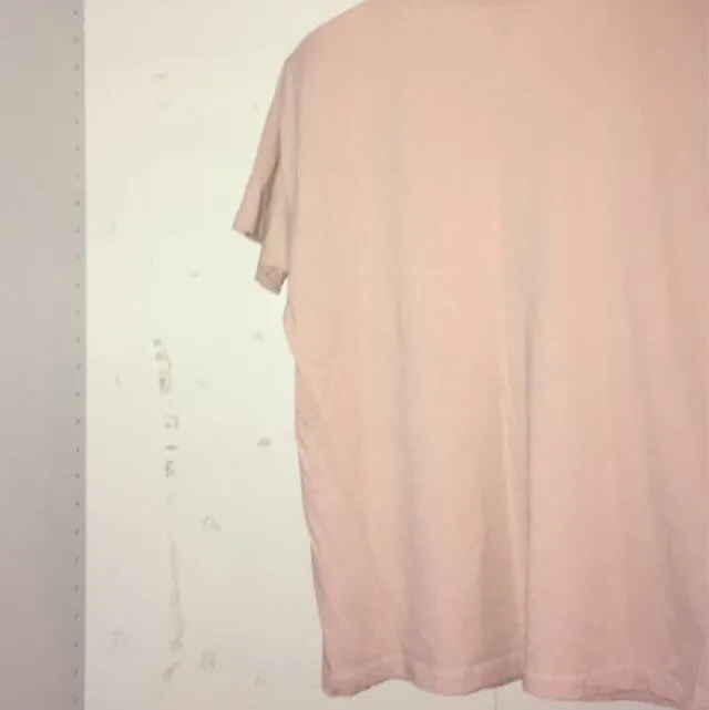 En super söt rosa tröja i str S, köparen står för frakten💕. T-shirts.
