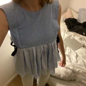 Blus från Zara⚡️⚡️ - Ljusblå blus Zara! Fint skick inte använd mycket! Köparen står för frakt!💜💜