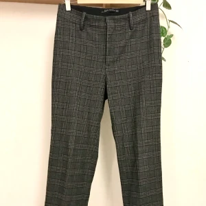 Grå rutiga byxor, Zara, XS-S - Grå rutiga byxor från Zara! I otroligt mjukt och skönt tyg. Rak passform. Storlek: XS, men tror S nästan är att föredra beroende på midjemått. Material: 69% polyester, 29% viscose, 2% elastan    Kan mötas i Stockholm eller skicka mot fraktkostnad! ✨🌸✨