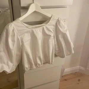 Topp - Säljer nu min fina topp från hm då den inte kommer till användning. Så skönt matrial!