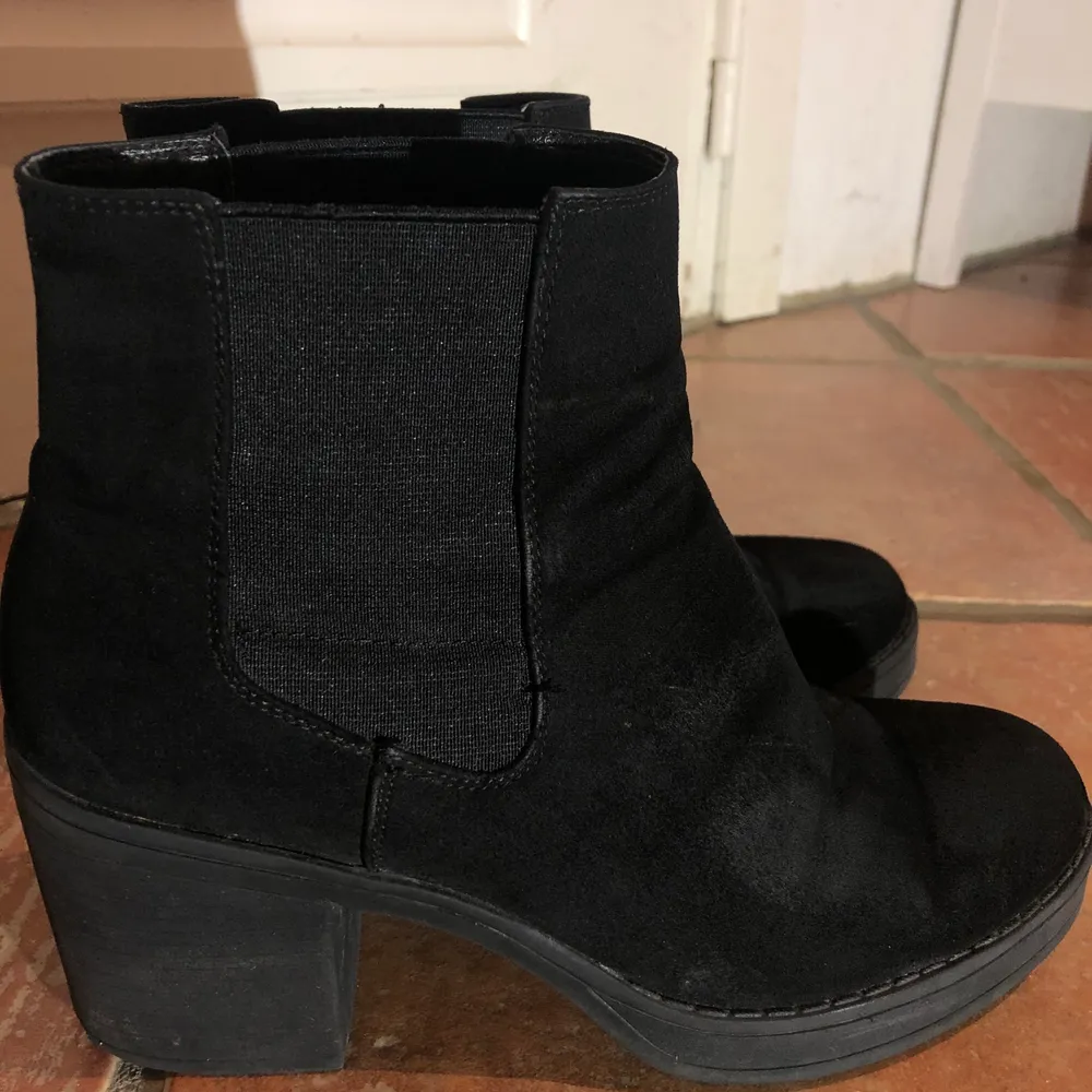 Fräscha svarta boots i storlek 39. Ca 5cm klack. Lite slitage men knappt synligt, säljs pga att de ej används. . Skor.
