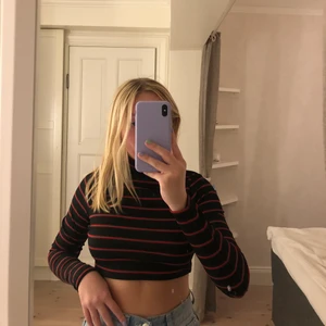 Randig kort polotröja - Randig kort topp med polokrage från Boohoo, aldrig använd. Frakt tillkommer på 22kr :)