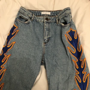 Sandro flame pants - Säljer mina sandrobyxor. Dem är så fina och sitter så bra på kroppen!  Nypris: 3000kr. (Andra bilden tagen från internet när Bella Hadid bär dem) kan mötas upp, annars står köparen för frakt! 😊😇💕