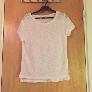  - Vit "party" t-shirt, köpt på Cubus, aldrig använd. 
Har swish och kan posta! 