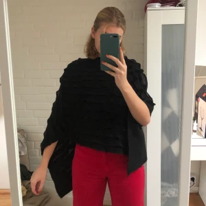 Fin och mysig poncho  - Fin poncho som har använts en del men som fortfarande ser väldigt fin ut i skicket! Kan användas både till vardags och till fest och fint över det mesta. Säljer för att den bara hänger i min garderob nu mera! 