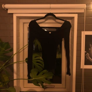 & Other Stories Svart Långärmad Räflad Tröja  - Långärmad och räflad svart tröja från & other stories. Strl 36 och stretchig i mycket bra skick! Skriv för mer info! 