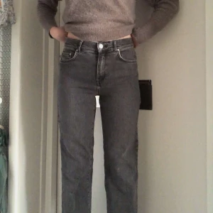 Gråa jeans från Wera - Ett par gråa lite kortare jeans från Wera Åhléns! Sparsamt använda. Skönt stretchiga i materialet! Möts upp, annars tillkommer frakt! Hon som bär dem är ca 170 cm lång! 