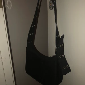 Mini handbag - Jag säljer min fina handväska från weekday💙🖤💯 den är i bra skick💛