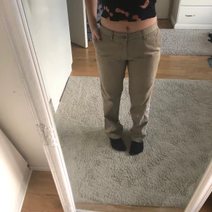 Baggy kostymbyxor - Säljer dessa snygga kostymbyxor som är lite baggy nertill och sitter som en smäck!!!🖤 Byxorna har en stripe på sidan💕💞