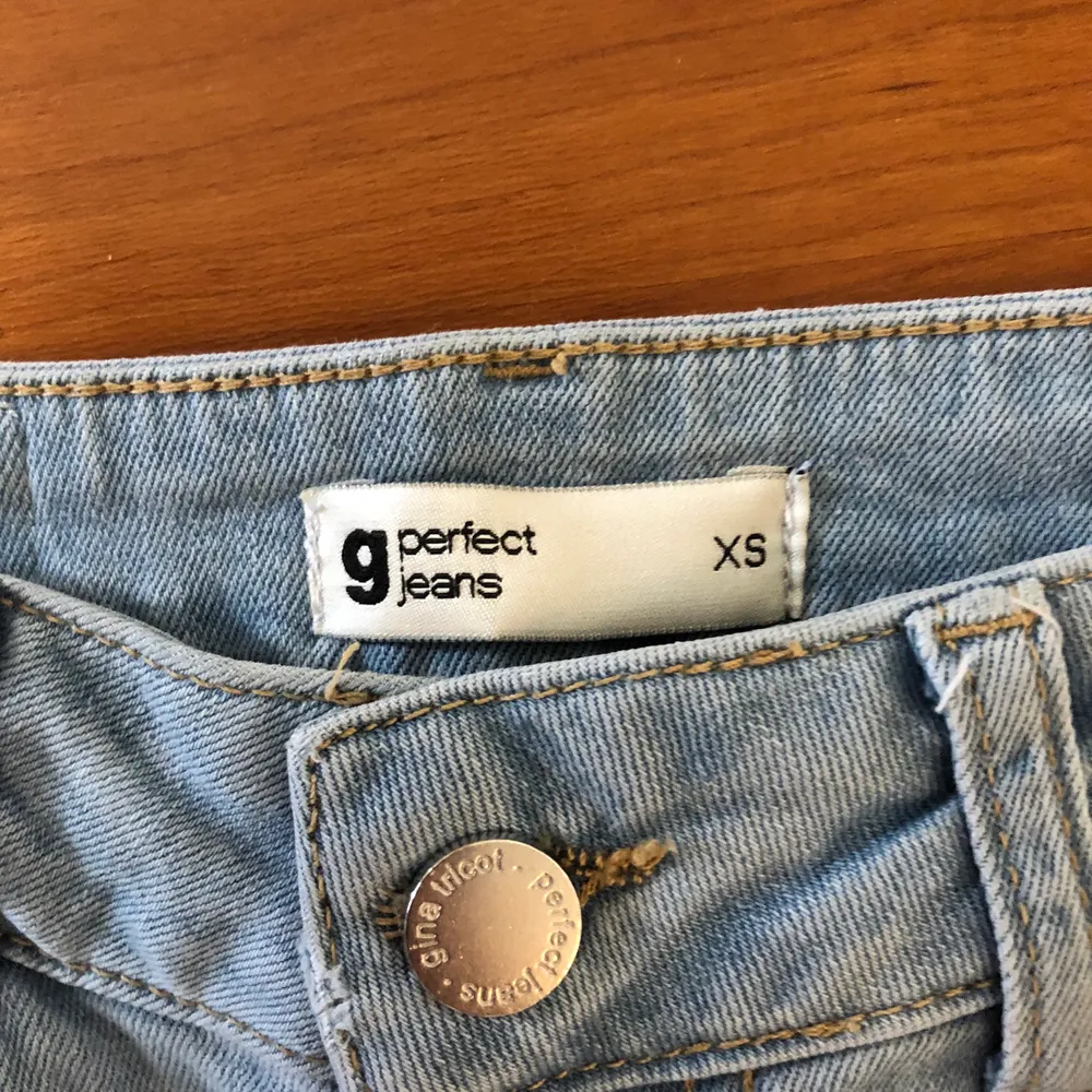 Säljer dessa jeans nästan helt oanvända ( en liten fläck på ena benet ) väldigt bekväma och snygga! Coola med hål i knäna. Köpt på Gina tricot. Jeans & Byxor.