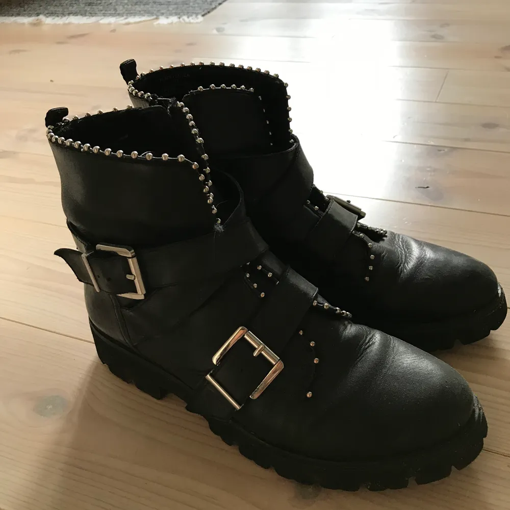 Säljer mina Steve madden hoofy boots då de inte längre kommer till användning. Köptes på zalando för 1600 kr 💕 storlek 39/40. Sparsamt använda och i bra skick. Högsta bud:650. Skor.