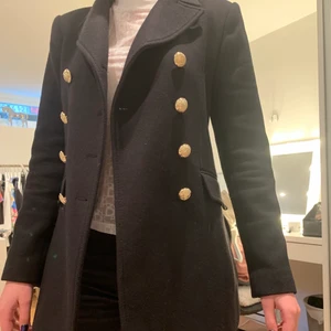 Kappa ifrån Zara - Fin och varm kappa ifrån Zara. Strl s. Fint figursydd. Nypris 1499kr! Mycket bra skick! Tar gärna emot bud!