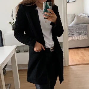 Vero Moda Kappa - Tunnare kappa från Vero Moda i strl. 38. Väldigt fin vår/höst kappa. Har ett litet hål ibak i en sömn som säkert går sy igen super lätt, syns knappt dock! Köparen står för frakten!