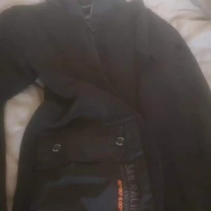 Sail racing stickad tröja -  Sail racing tröja i storlek L, riktigt bra vintertröja. Har en exklusiv ficka på sidan. Köpt för 1200kr för 1 år sedan. I gott skick